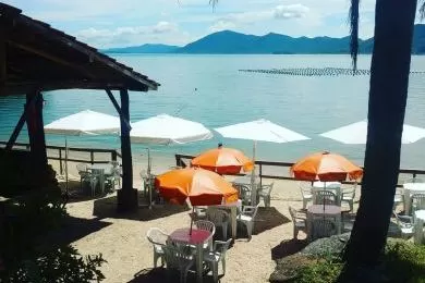 Restaurante com prainha a 800 metros da casa